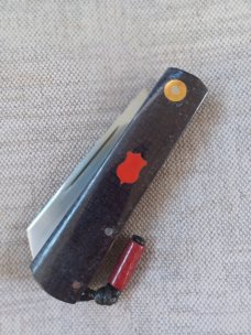 Vincenzo Balistreri White Wolf Slipjoint..4"..440C..Black urlap Micarta Shadow..Red shield.liners 