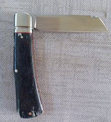 K'roo Jackal..Dogleg Sheepsfoot..Kudu Bone...3.75"..Rwl34..red houndstooth and accents...coa/slip