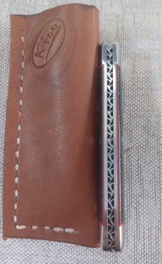 K'roo Wharnie Sleeveboard,3.75"cld..Rwl34 long pull..Denim micarta and red accents..Arrowhead Shield