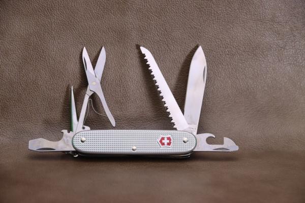 Victorinox Farmer X Alox 0.8271.26, Closed Length: 3.7 in, Blade Type: Multiple Blades.
