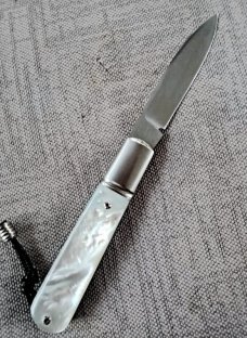 Vincenzo Balistreri Sfilato Slipjoint..Mother of Pearl..AEB-L..liners..lanyard pin and bead..coa.sli