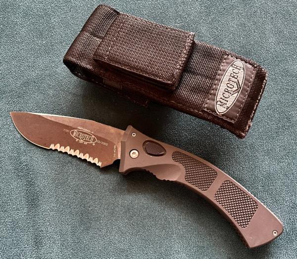 Microtech Amphibian, Stonewash Boron Carbide Partial Serrated Blade, Light Use 