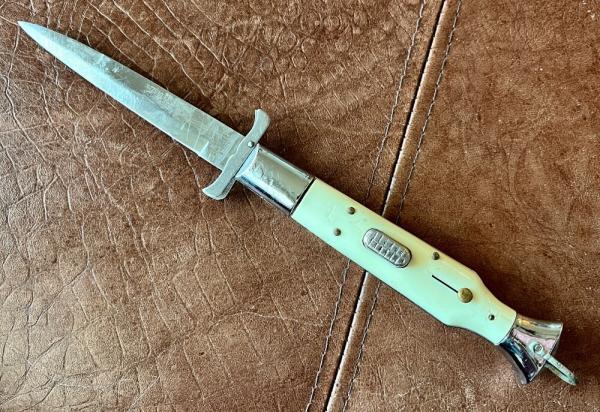 Rare Rizzuto Estileto Milano, White Handle, Wasp Body, Square Button, Mustache Guards Rare Rizzuto Estileto Milano, White Handle, Wasp Body, Square Button, Mustache Guards