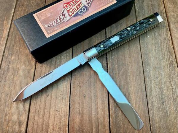 Queen Cutlery Classics Doctor’s Knife Dark Green Jigged Bone SFO Queen Cutlery Classics Doctor’s Knife Dark Green Jigged Bone SFO