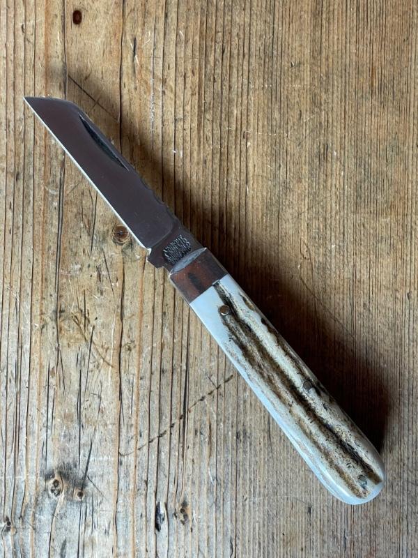 A Wright & Son, Sheffield Slim Barlow-Lambsfoot with Stag Scales and Filed Back Spring