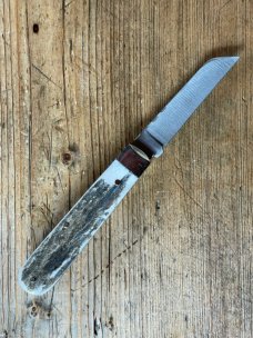 A Wright & Son, Sheffield Slim Barlow-Lambsfoot with Stag Scales and Filed Back Spring