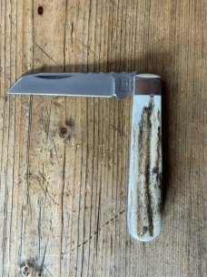 A Wright & Son, Sheffield Slim Barlow-Lambsfoot with Stag Scales and Filed Back Spring