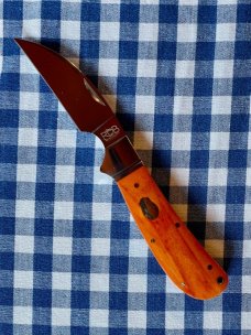 Rosecraft Blades Clinch River Swayback with finger chili in Bourbon Bone