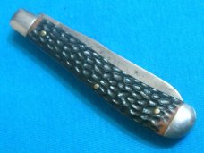VINTAGE MONARCH 2211 JAPAN JIGGED DELRIN 2 BLADE TRAPPER FOLDING POCKET KNIVES OLD