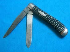 VINTAGE MONARCH 2211 JAPAN JIGGED DELRIN 2 BLADE TRAPPER FOLDING POCKET KNIVES OLD