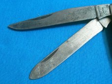 VINTAGE MONARCH 2211 JAPAN JIGGED DELRIN 2 BLADE TRAPPER FOLDING POCKET KNIVES OLD