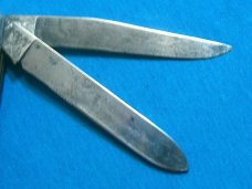 VINTAGE MONARCH 2211 JAPAN JIGGED DELRIN 2 BLADE TRAPPER FOLDING POCKET KNIVES OLD