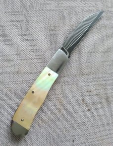 Jeff Pearce Gold lip and GoMai Wharncliffe Trapper...31 layer stainless Blade...4" closed..coa.pouch