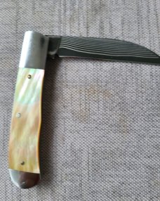 Jeff Pearce Gold lip and GoMai Wharncliffe Trapper...31 layer stainless Blade...4" closed..coa.pouch
