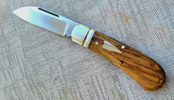 Robbie Ferreira African Stinkwood Zulu...N690..3.75" closed..fluted bolsters ..African Leather slip Robbie Ferreira African Stinkwood Zulu...N690..3.75" closed..fluted bolsters ..African Leather slip