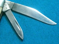 VINTAGE QUEEN STEEL 14 JIGGED DELRIN SMALL TRAPPER FOLDING POCKET KNIFE KNIVES OLD