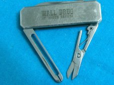 STAINLESS SOUVENIR LOBSTER CLASP PEN JACK FOLDING POCKET KNIFE KNIVES OLD WALL DRUG SOUTH DAKOTA