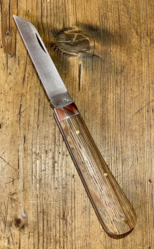 A Wright & Son Sheffield England, Large Lambsfoot w/ Oak scales and Lambsfoot blade A Wright & Son Sheffield England, Large Lambsfoot w/ Oak scales and Lambsfoot blade