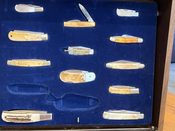American Blade Display Case w/12 of 14 Folding Knives Japan