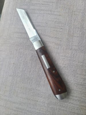 REAL LAMBSFOOT KNIFE..Aswhin Earl...#0022..3 5/8"..Ironwood....8670 steel..SS caps,bolsters & shield
