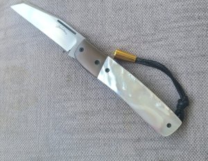 Vincenzo Balistreri Ragnar375quotMother of PearlAEB-Llinerslanyard pin and beadcoaslip