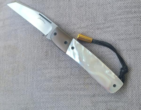 Vincenzo Balistreri Ragnar..3.75"....Mother of Pearl..AEB-L..liners..lanyard pin and bead..coa.slip Vincenzo Balistreri Ragnar..3.75"....Mother of Pearl..AEB-L..liners..lanyard pin and bead..coa.slip