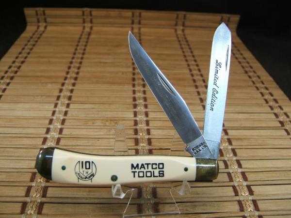 SCHRADE+ USA LIMITED EDITION SCRIMSHAW VINTAGE TRAPPER MATCO TOOL 10TH ANNIVERSARY MINT POCKET KNIFE SCHRADE+ USA LIMITED EDITION SCRIMSHAW VINTAGE TRAPPER MATCO TOOL 10TH ANNIVERSARY MINT POCKET KNIFE