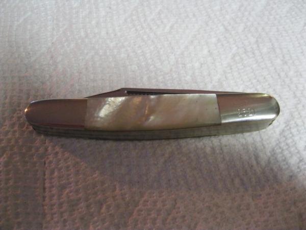 FRANK BUSTER 1980 NKCA 3-3/4" FOUNDERS PEARL HANDLE STOCKMAN 2321 of 2500 FIGHT'N ROOSTER # 23-K-42 FRANK BUSTER 1980 NKCA 3-3/4" FOUNDERS PEARL HANDLE STOCKMAN 2321 of 2500 FIGHT'N ROOSTER # 23-K-42
