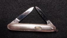 2 7/8" Flylock with etched blade and bail.