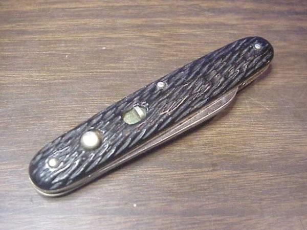 Schrade Walden medium double black jigged scales