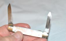 Colonial 1920's 2 Blade Pearl Pen And manicure Blades 3 1/8" Closed Loud Gator Snap