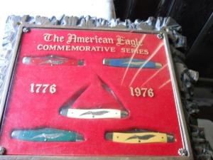 SCHRADE AMERICAN EAGLE KNIFE DISPLAY 1776-1976 VINTAGE