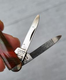 3" Vintage Joseph Rodgers Whittler, Sheffield England, Very Nice Amber scales!