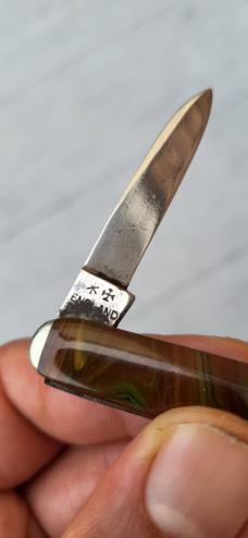 3" Vintage Joseph Rodgers Whittler, Sheffield England, Very Nice Amber scales!