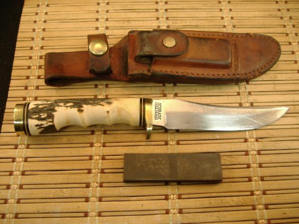 SCHRADE UNCLE HENRY 153UH GOLDEN SPIKE VINTAGE 1980'S FIXED BLADE CARBON STEEL KNIFE, SHEATH & STONE