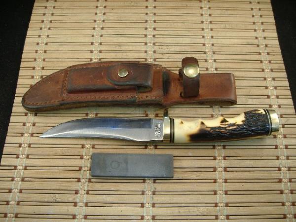 SCHRADE UNCLE HENRY 153UH GOLDEN SPIKE VINTAGE 1980'S FIXED BLADE CARBON STEEL KNIFE, SHEATH & STONE