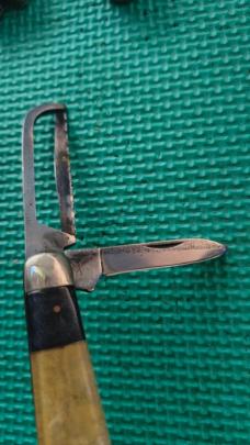 Rooster knife