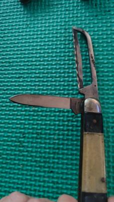 Rooster knife