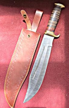 Damascus CROCODILE hunter bowie knife.  Hand Made hand forged. Leather rings handle.Brass pommel 