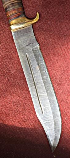 Damascus CROCODILE hunter bowie knife.  Hand Made hand forged. Leather rings handle.Brass pommel 