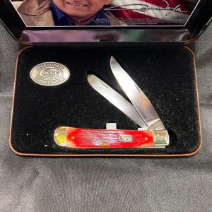 John Wayne Knife Case USA folding 07444 Barnboard Jigged Dark Red Bone Trapper