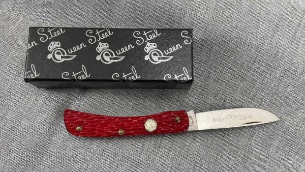 Queen Cutlery – 2003 NKCA Youth Knife – Sodbuster – Redbone – NIB Queen Cutlery – 2003 NKCA Youth Knife – Sodbuster – Redbone – NIB