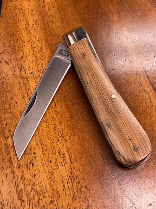 A Wright & Son Large Lambsfoot knife with Lambsfoot blade and Whiskey Oak Covers A Wright & Son Large Lambsfoot knife with Lambsfoot blade and Whiskey Oak Covers