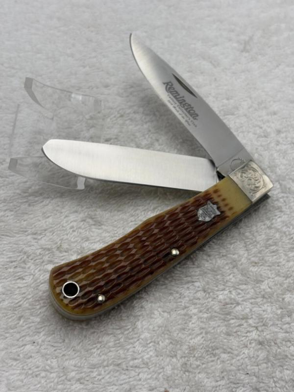 Remington RC1123 "2010 Knife Of The Year" Engraved Bolsters Made In USA (11) Remington RC1123 "2010 Knife Of The Year" Engraved Bolsters Made In USA (11)