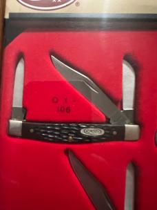 Case knife display case with knives