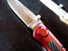 MR. FRIENDLY 2002 KNIFE OF YEAR AUCTION IN FRAME UNUSED 440C STAINLESS SUPER COLLECTORS SET