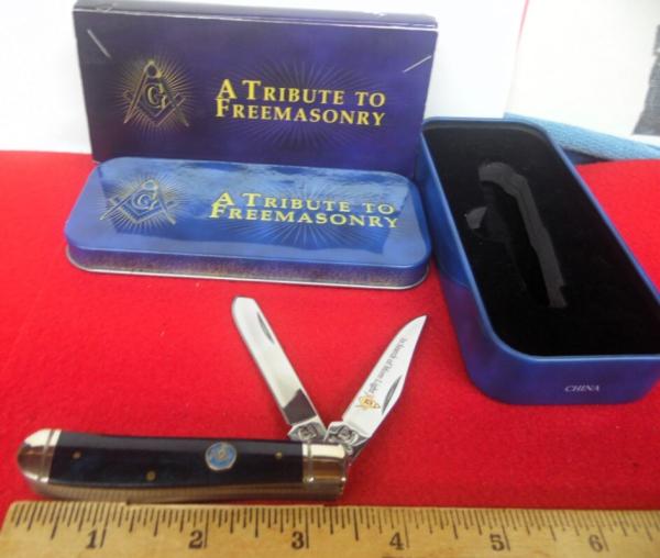 ROUGH RIDER AS NEW IN BOX APPROX. 3-1/4" TRIBUTE TO FREEMASONRY BLUE SCALES JACK KNIFE