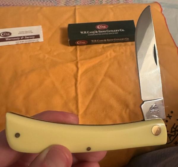 2005  CASE XX CLASSIC LARGE SOD BUSTER W/YELLOW HANDLES & CV BLADE. UNUSED & IN MINT CONDITION!