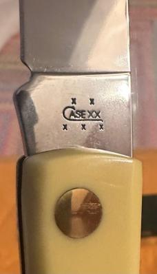 2005  CASE XX CLASSIC LARGE SOD BUSTER W/YELLOW HANDLES & CV BLADE. UNUSED & IN MINT CONDITION!