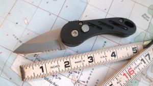 UNBRANDED metal Automatic Knife wPocket Clip Serrated Blade